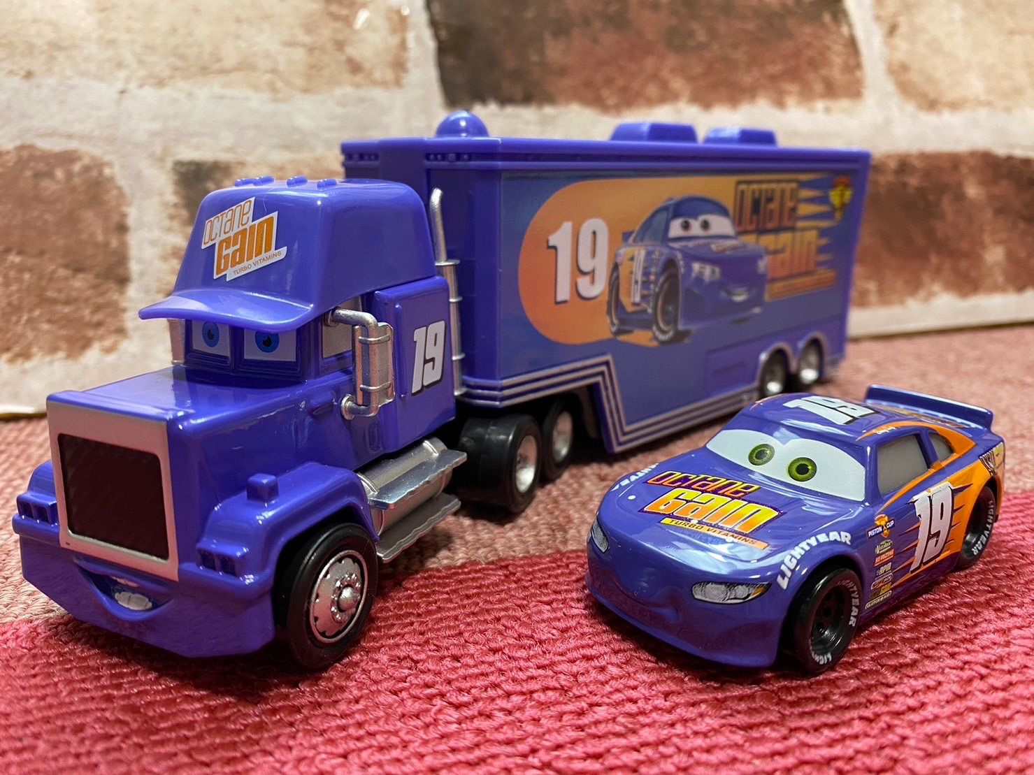 新品未使用 ディズニーカーズ マック トラック トレーラーカーズ