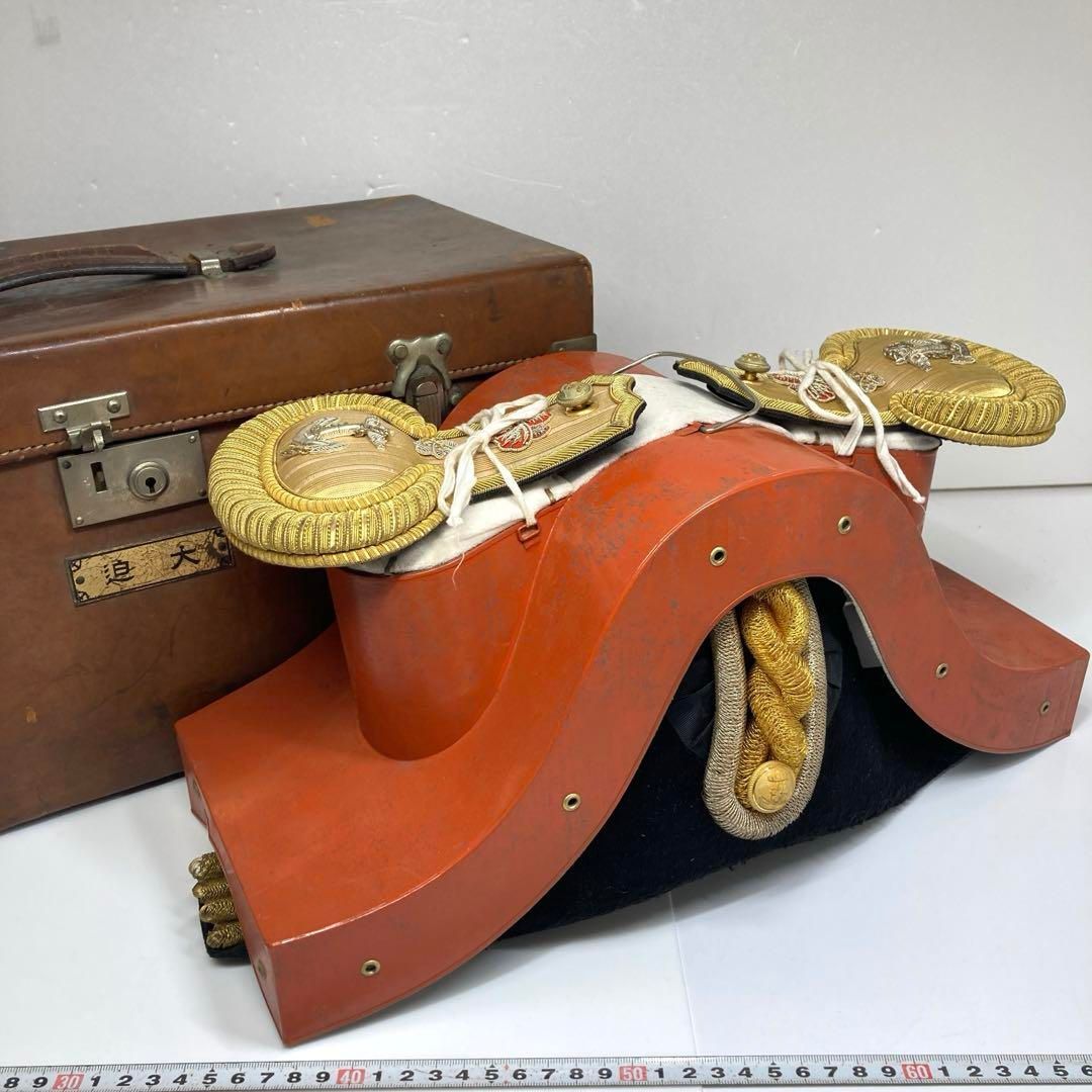 海軍大礼服 帽子と肩章 共箱 全長41㎝ トコサ 東な6-1127