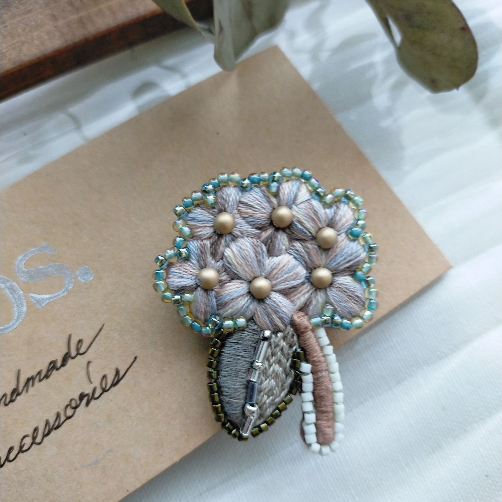 梅雨を彩る紫陽花ブローチ 手刺繍ブローチ - メルカリ 