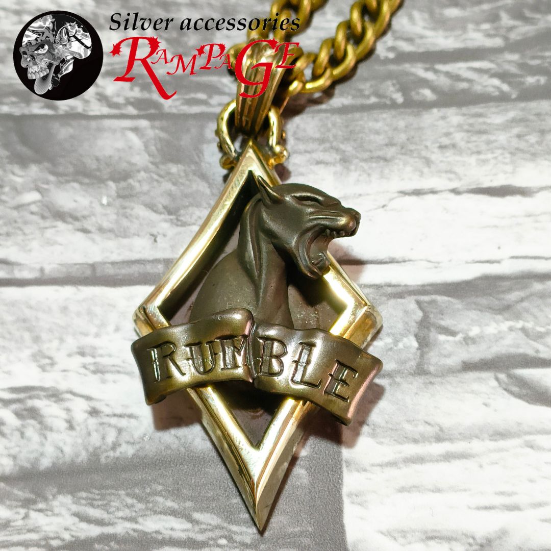 ブラックパンサー ペンダント Black Panther Pendant ブラックパンサーペンダント タトゥーだと革命の意味も持つブラックパンサー。  自分も愛用してます。 目にはエメラルドを留めています。 ルビーもリリース。 その他ご希望の石に関しましてはDMにてお問い合わせ下さい ...