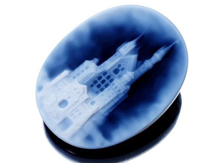 ジュエリー 古城 ノイシュバンスタイン城の彫刻 ブルーストーンカメオルース 45ｍｍ×35ｍｍ h7310v