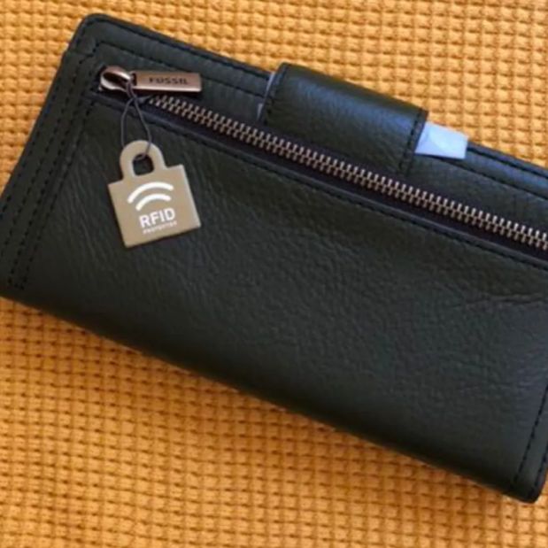 新品》FOSSIL☆タブクラッチ長財布(グリーン) - メルカリ