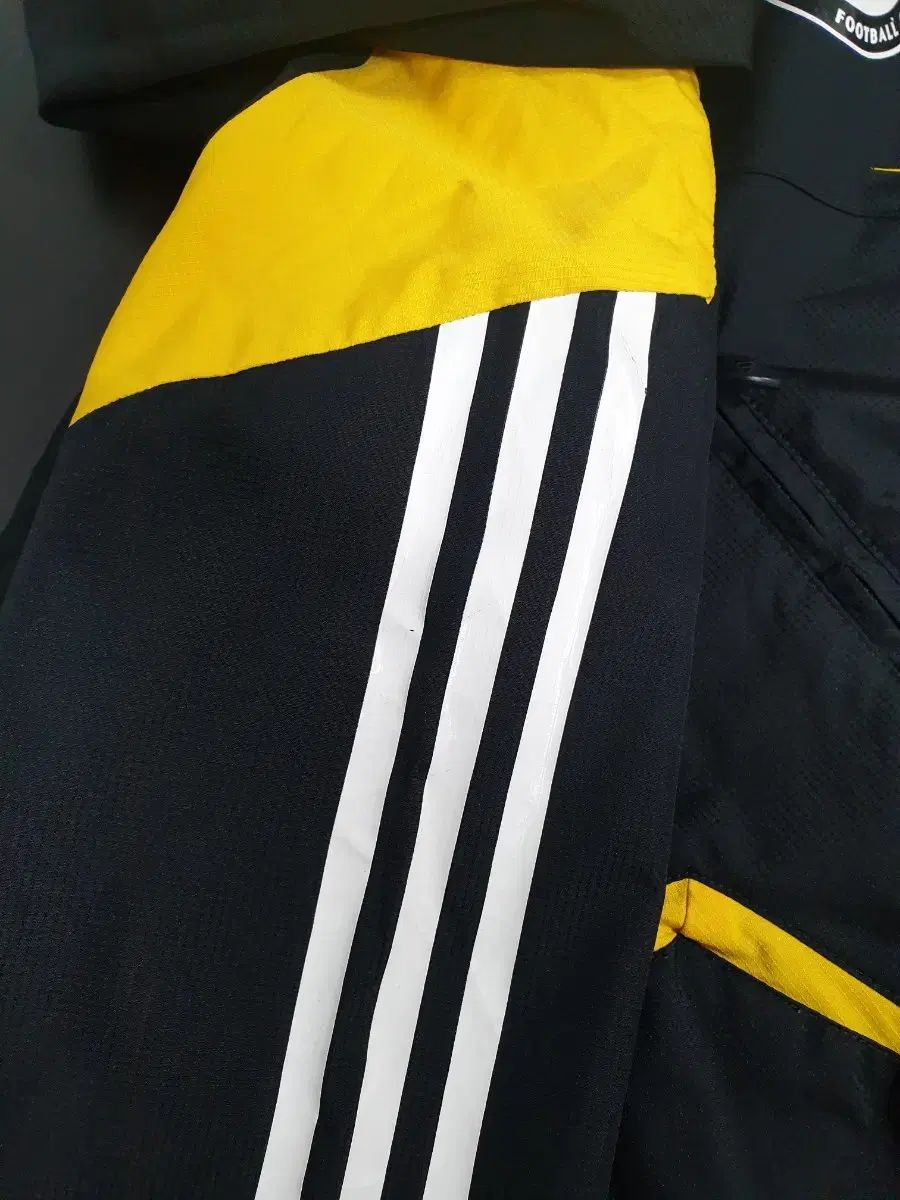 adidas社製　チェルシー　ウォーミングアップジャケット/黒/黄　サイズM 1005618602782005_01_9723.jpeg