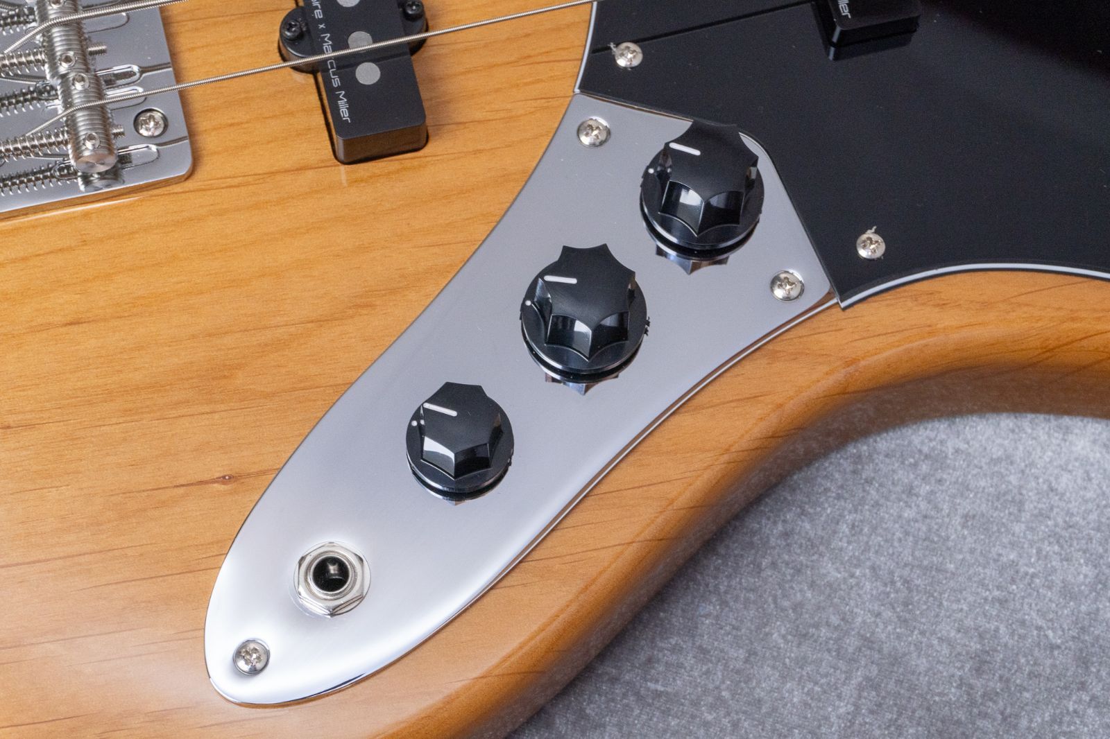 ラウンド  SQUIER 讃え ジャズベース ダンカンピックアップ ベース