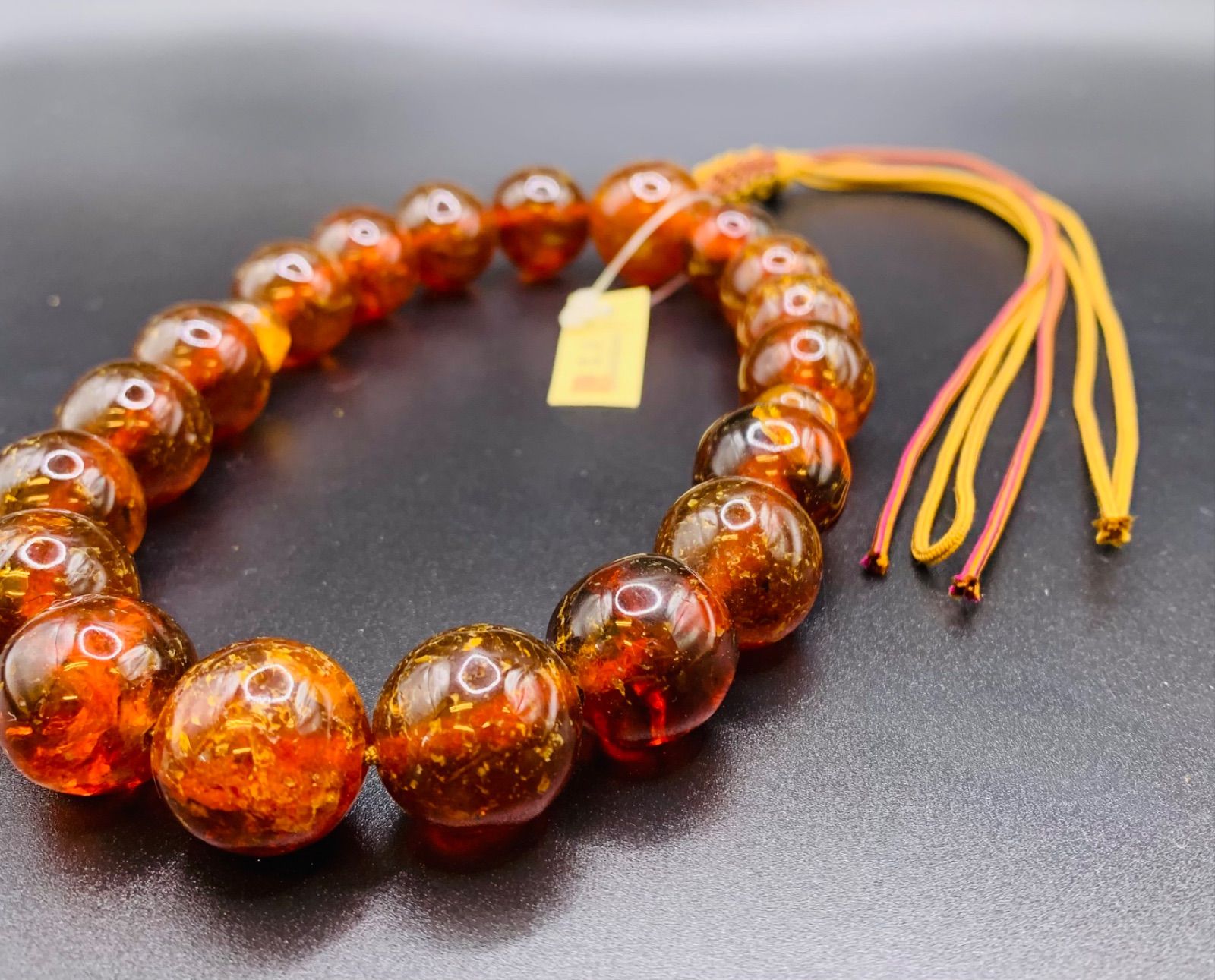 琥珀　彫り絵　念珠 現品限り！ 琥珀 念珠 - メルカリ