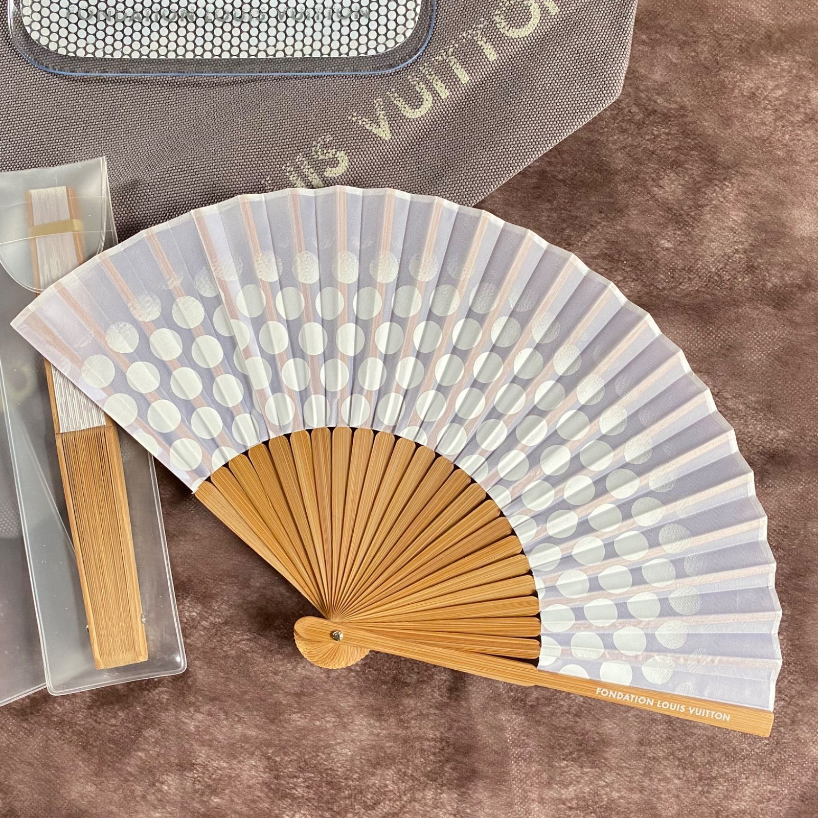 日本未入荷 Fondation Louis Vuitton ドット柄 扇子
