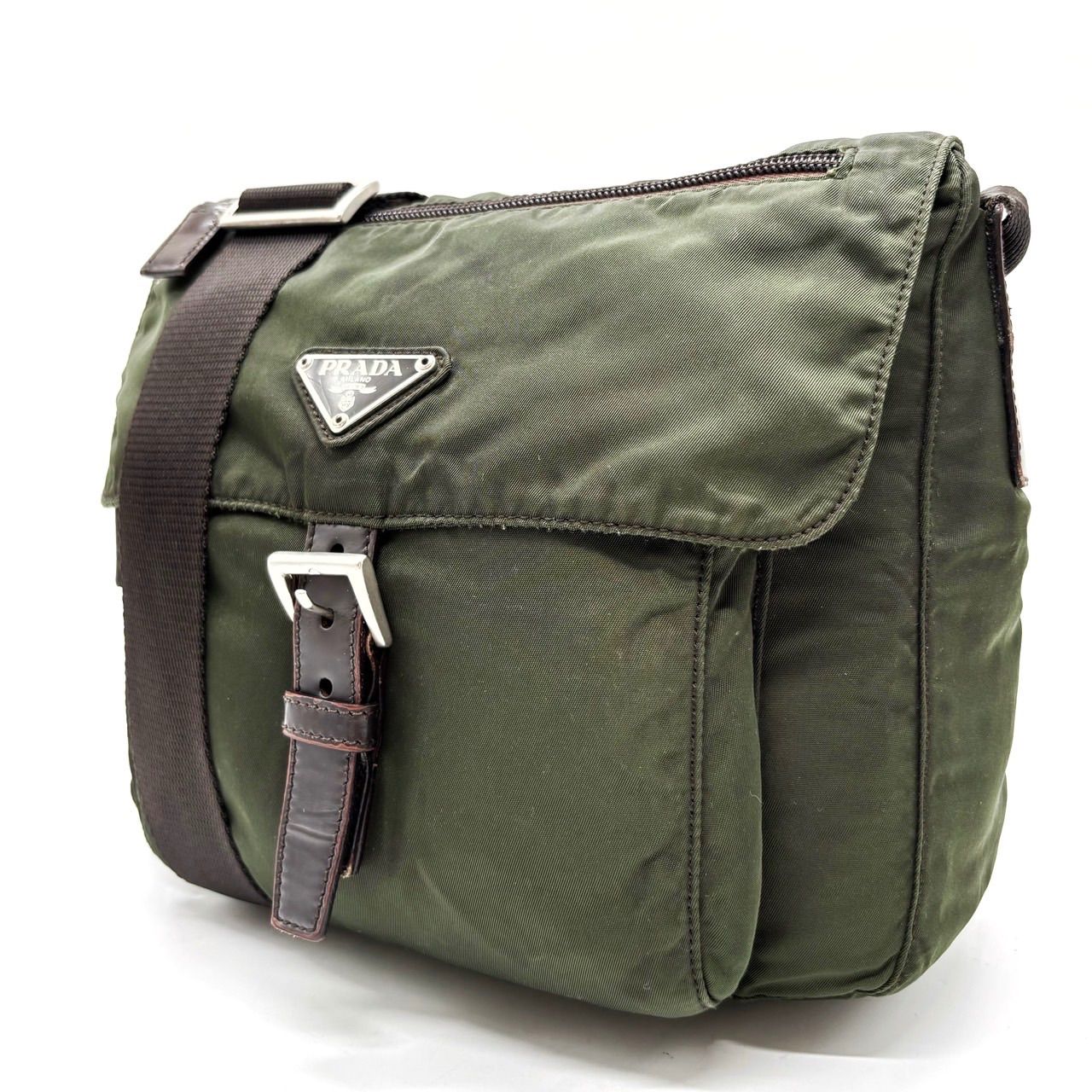 プラダ PRADA メッセンジャーバッグ 三角ロゴ フラップ カーキ 斜め