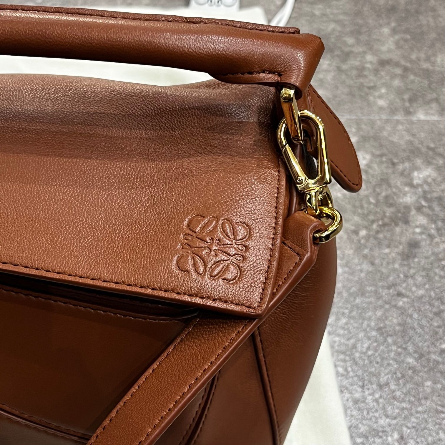 参考上代649000円 LOEWE 25SS フェザーライト パズルバッグ