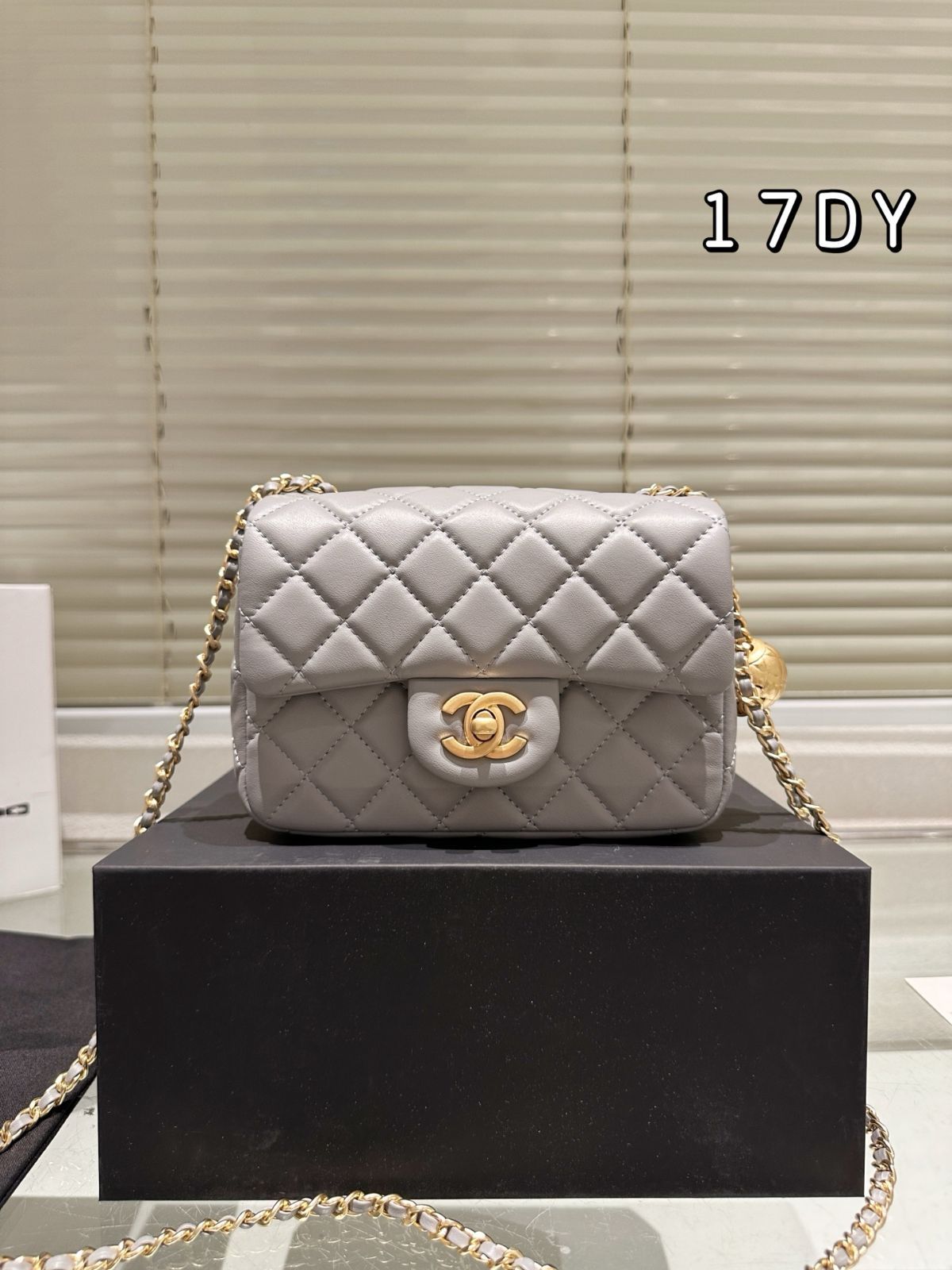 驚きの値段で CHANEL スクエアミニバッグ ゴールドボール 2025年新作 アクセサリー