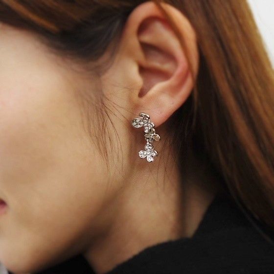 ダンシングフラワー 花 揺れる ロングピアス - メルカリ