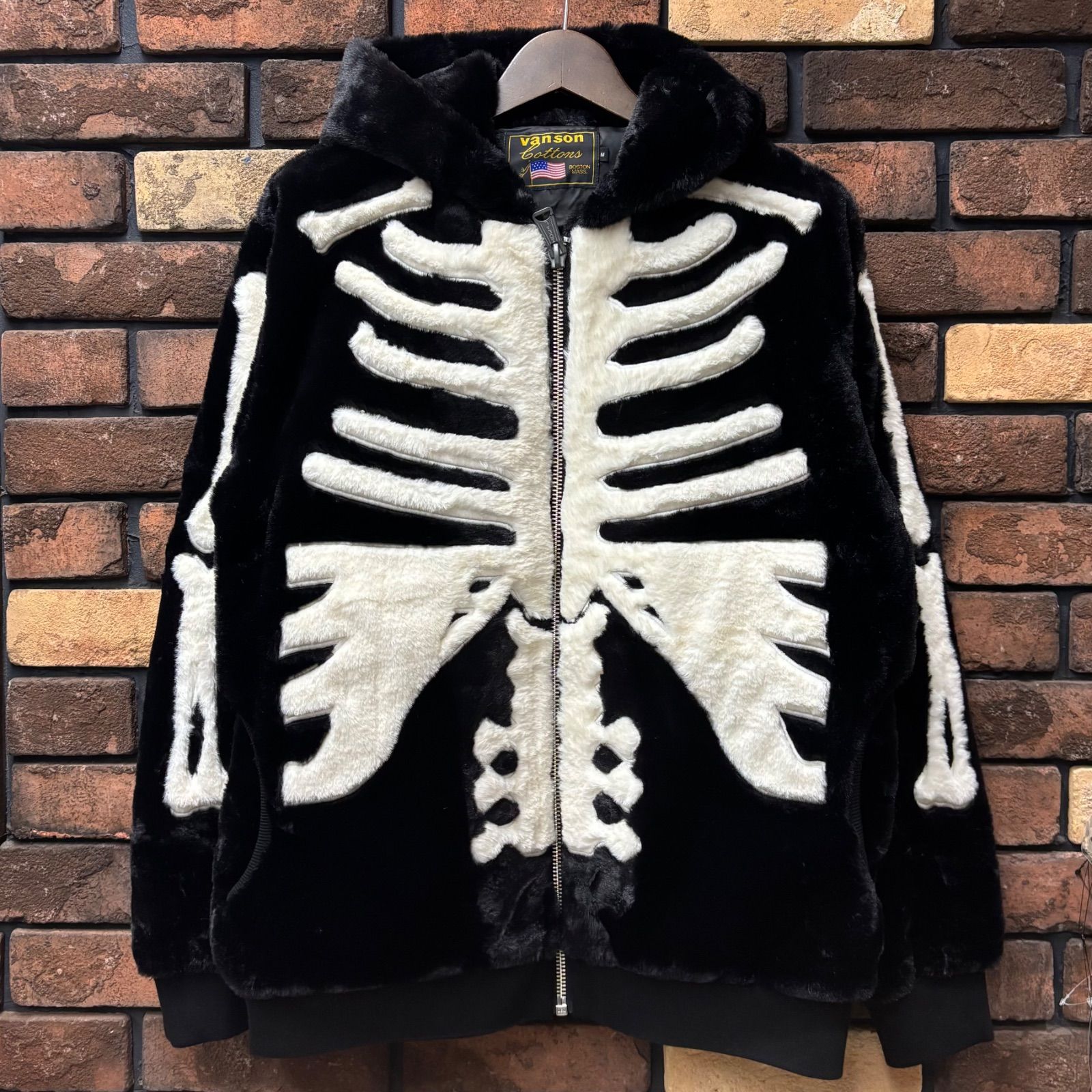 VANSON/バンソン】ファーZIPジャケット ワッペン フェイクファー