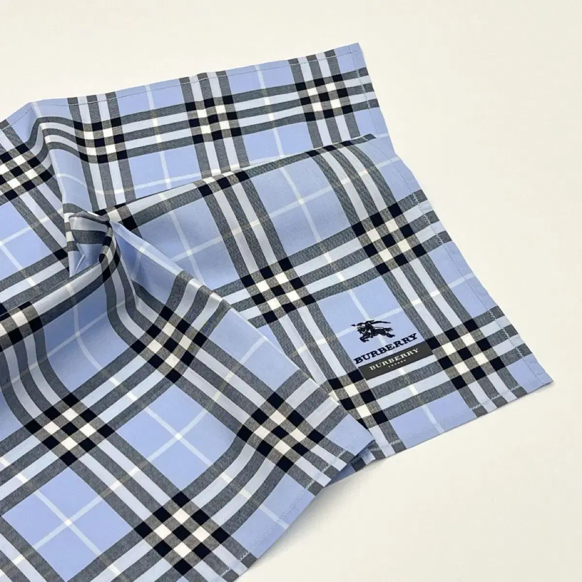 新品 burberry /バーバリー ミニスカーフ ハンカチ - メルカリ