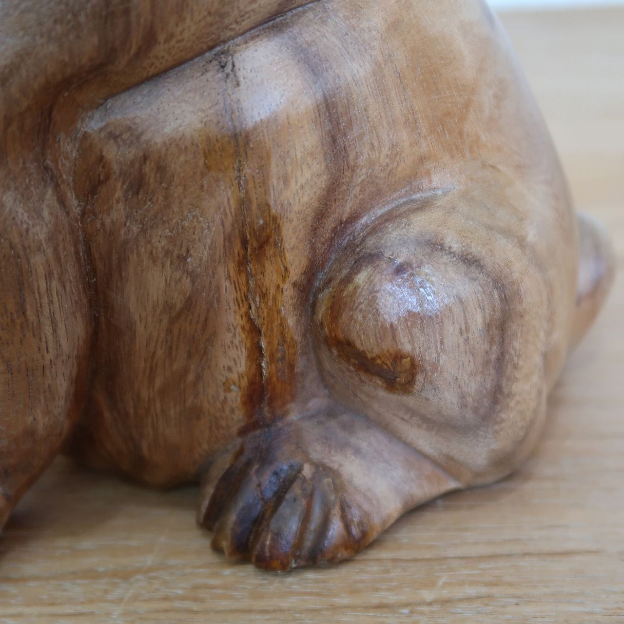 ブルドッグの木彫り 座像 20cm 木製 犬の置き物 オブジェ