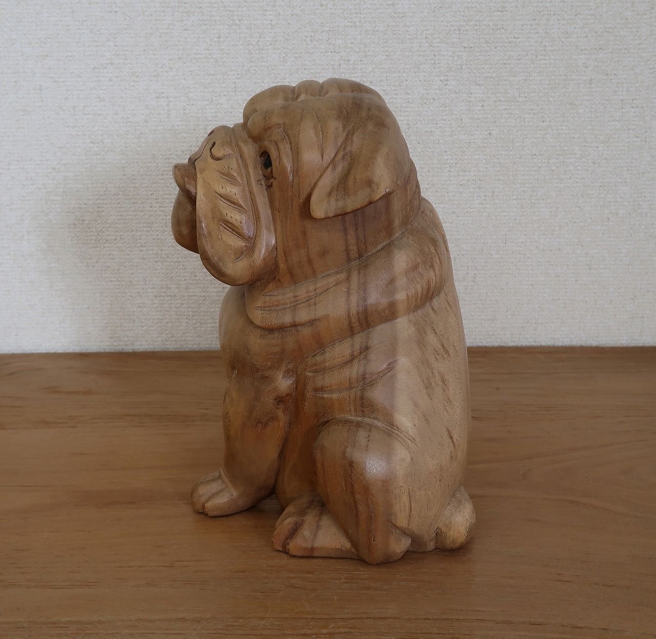 ブルドッグの木彫り 座像 25cm 木製 犬の置き物 オブジェ オーナメント
