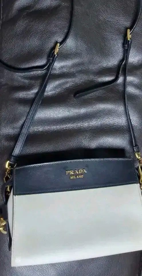 正規品 PRADA プラダ ホワイト-ブラック ツートン バイカラー クロスバッグ 販売