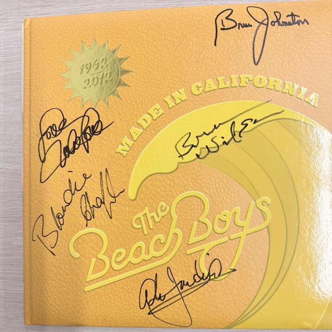 MIKE LOVE,直筆サイン入り,新品,BEACH BOYS,ビーチ・ボーイズ 全世界500冊限定、ビーチ・ボーイズのサイン入り豪華本が到着