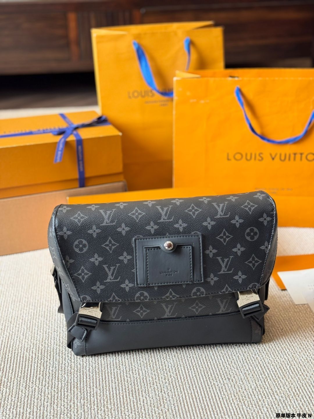 今日特価】Louis Vuitton Voyager Messenger Bag - ルイ