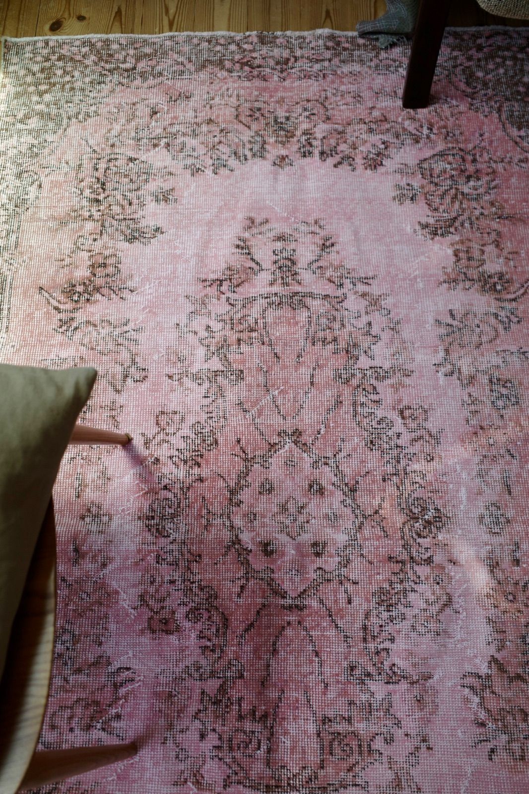 トルコ ヴィンテージラグ ピンクオーバーダイ 68×136深みあるブドウ