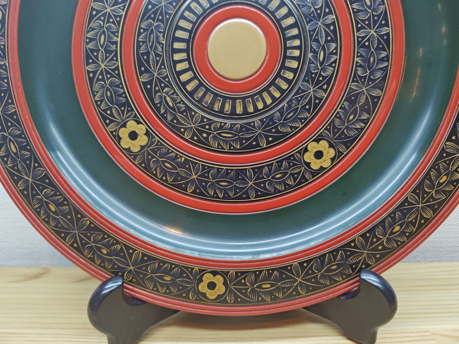 送料込【逢絢亭】茶道具 菓子器 山中塗 独楽蒔絵 裏千家書付 木製 共箱入り 逢絢亭】茶道具 菓子器 山中塗 独楽蒔絵 裏千家書付 木製 共