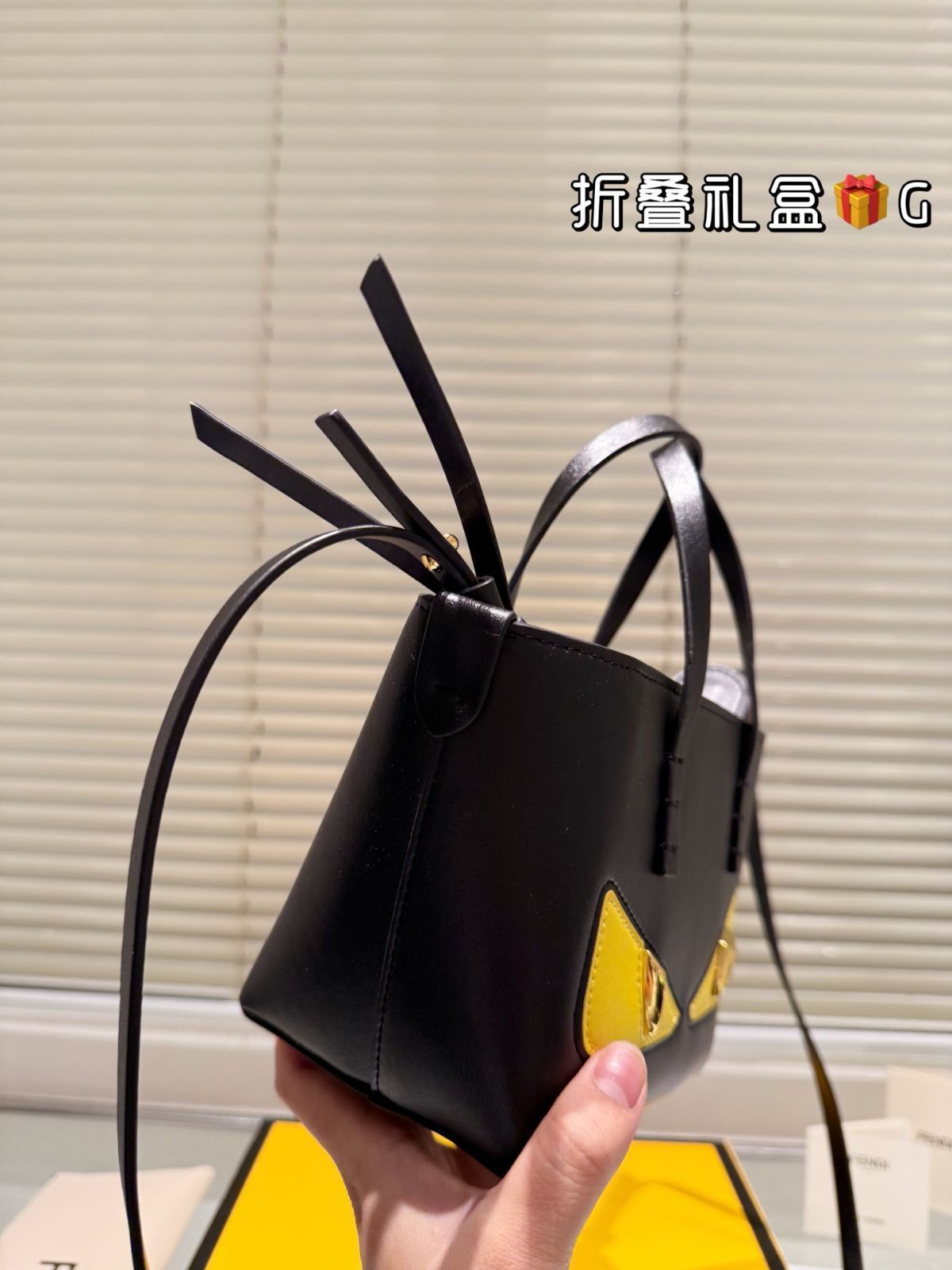 今日特価】Fendi フェンディ ミニモンスター クレセントトート