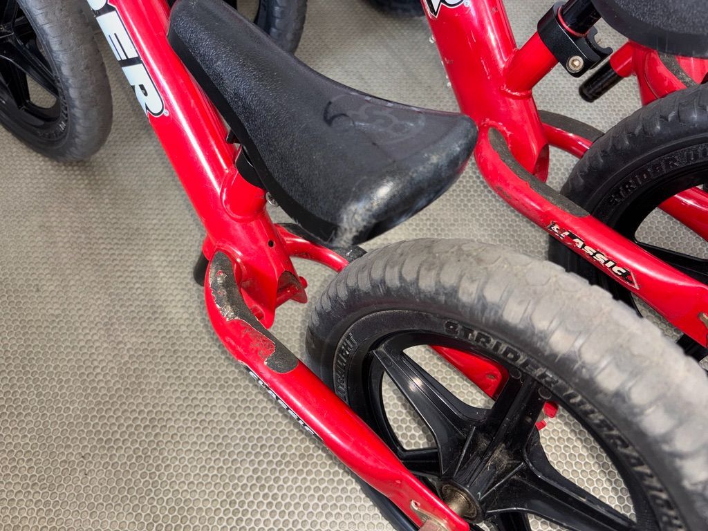 STRIDER ランバイク 赤黒　STR 中古ストライダー赤3個セット／ランニングバイク／キックバイク