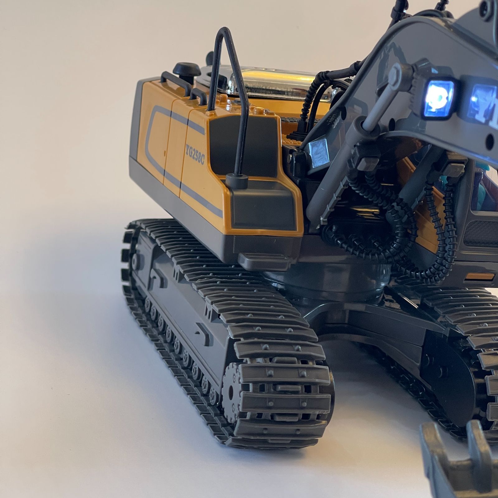リアル操作体験！合金製 11CH RCショベルカー 掘削機 - メルカリ