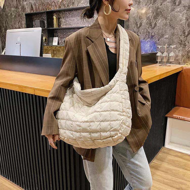 お値下げ　バーバリー　キルティング　バック　A4 大容量　ユニセックス　ベージュ お値下げバーバリーキルティングバックA4 大容量ユニセックス