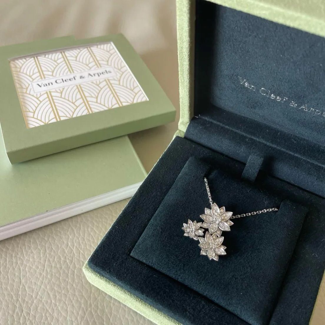 ヴァン クリーフ＆アーペル ロータス ペンダント、3フラワー ネックレス