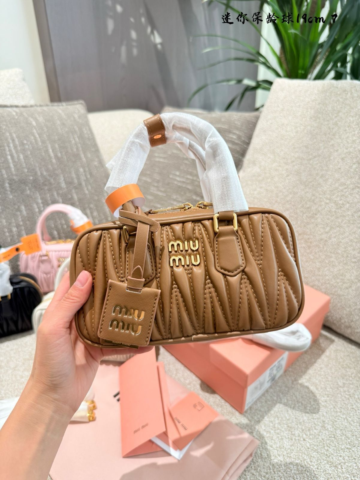 国内買付【MIU MIU】レザー トートバッグ MIU MIU 限定モデル レザートートバッグ - コンパクトサイズ (22