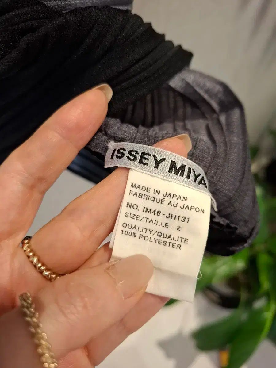 【希少】issey miyake アシンメトリー　トップス　総柄　プリーツ ISSEY MIYAKE(イッセイミヤケ) アシンメトリー トップス PLEATS