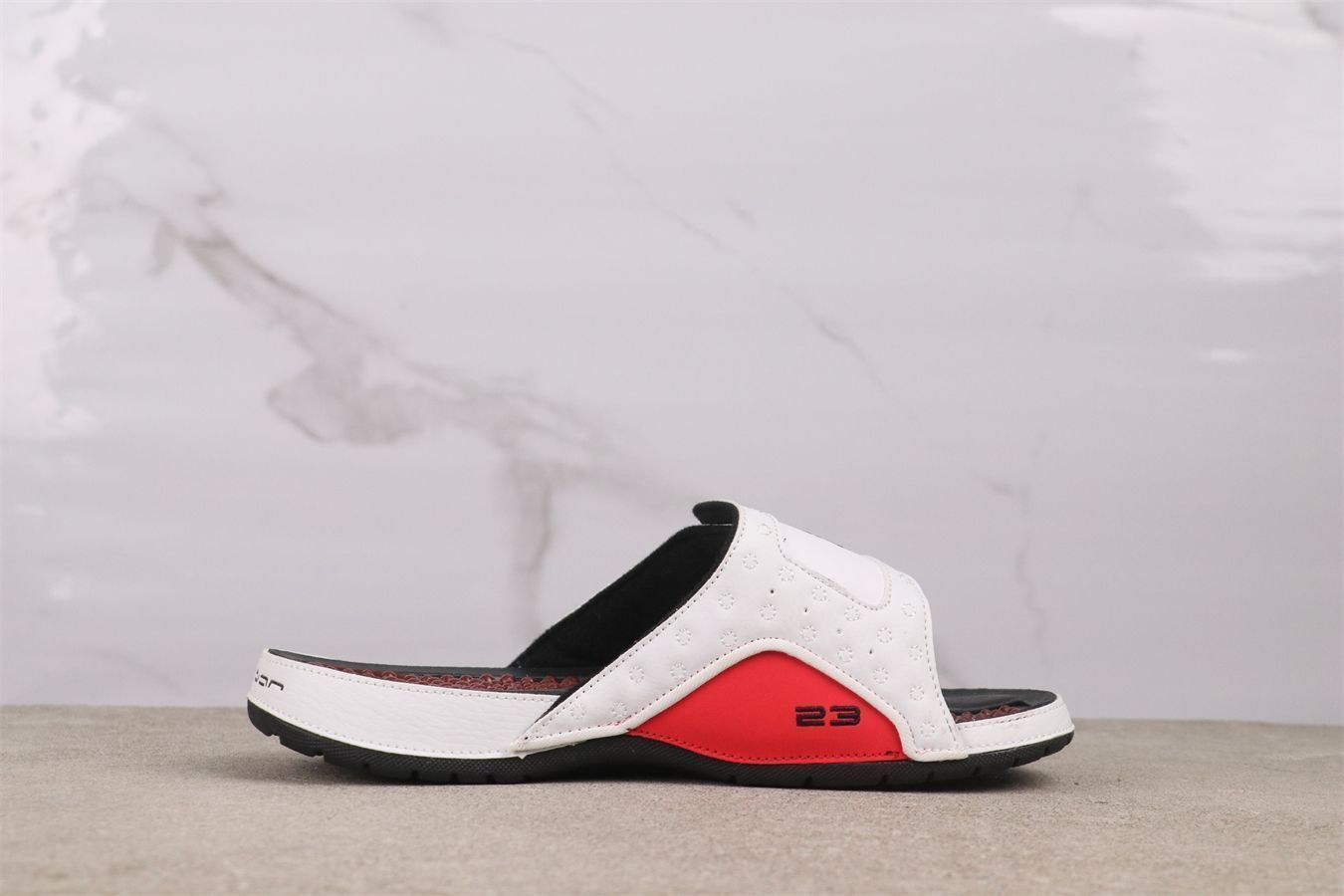 今日 エアジョーダン 13 代 684915 - 101 スリッパ
