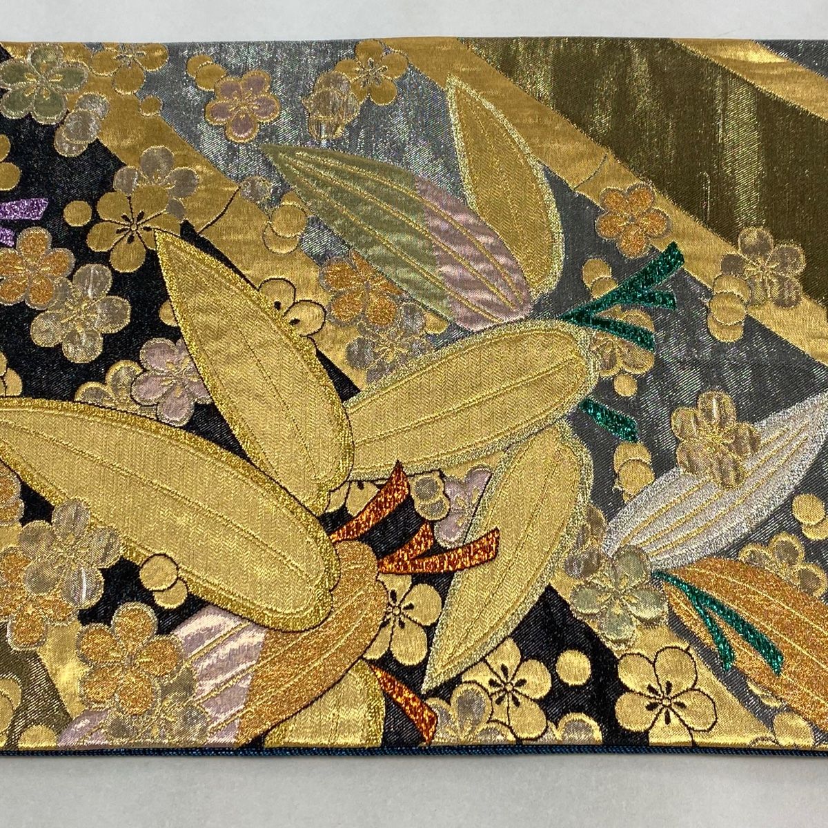 袋帯 秀品 振袖向き 笹 梅 金銀糸 箔 金色 六通 正絹 【中古