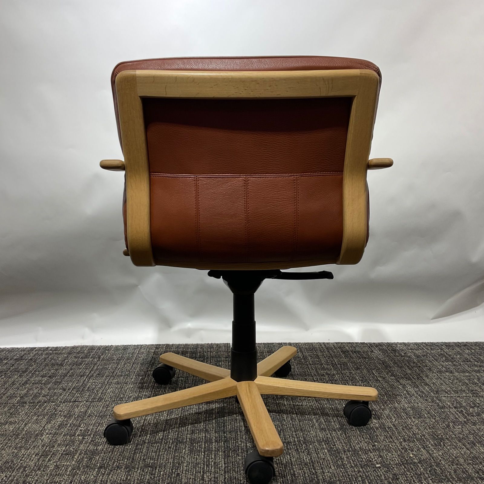 アームチェアー