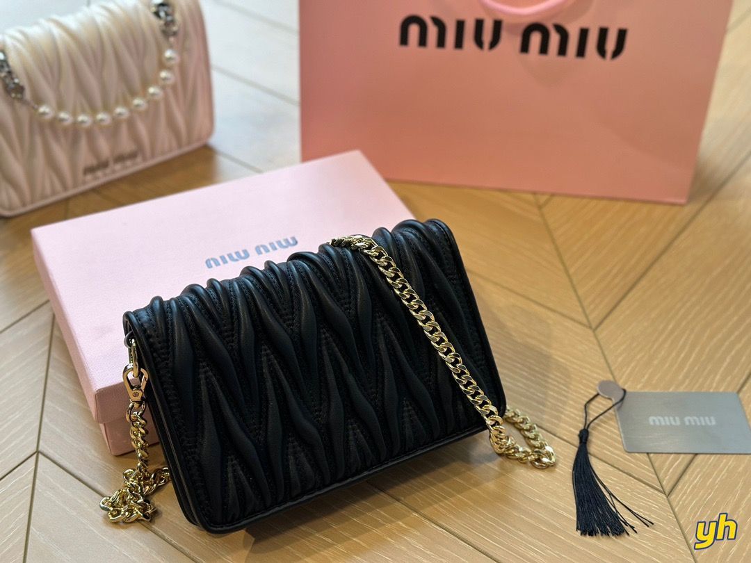 即購入不可！！ miumiuのショルダーバッグです - メルカリ