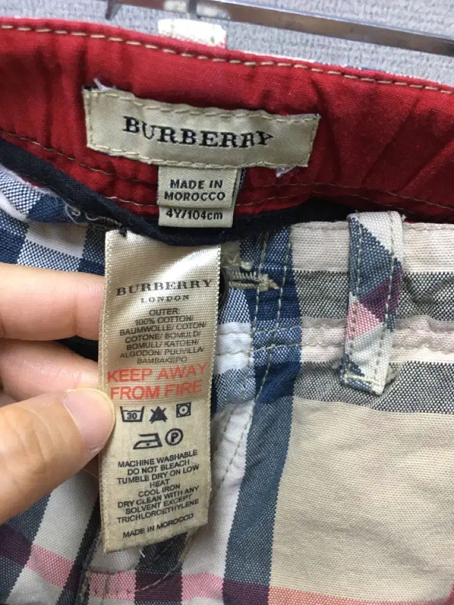 Burberry キッズ　パンツ　TBロゴ　4Y 90〜100 Burberry キッズ パンツ TBロゴ 4Y 90〜100 Burberry キッズ