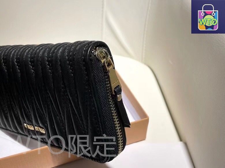 早い者勝ち！miumiu 長財布ウォレット　ヴィンテージレザー　パスケース付き♪ org.jpg