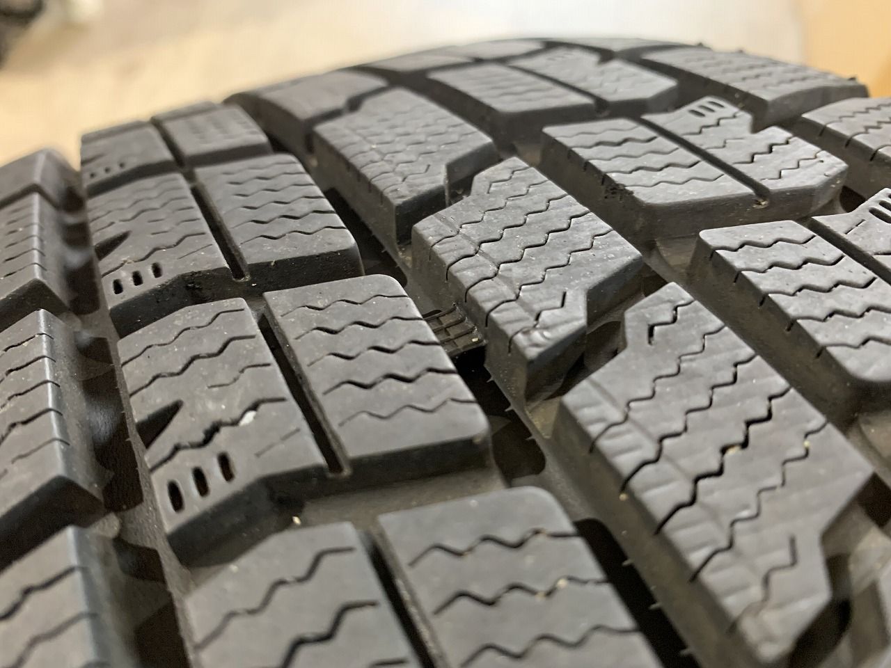 【2406019】スタッドレス GOODYEAR ICE NAVI 7 195/50R16 2020年 6mm 7.5mm アクア ヴィッツ ヤリス キューブ フィット マーチ ノート スイフト ロードスター 等