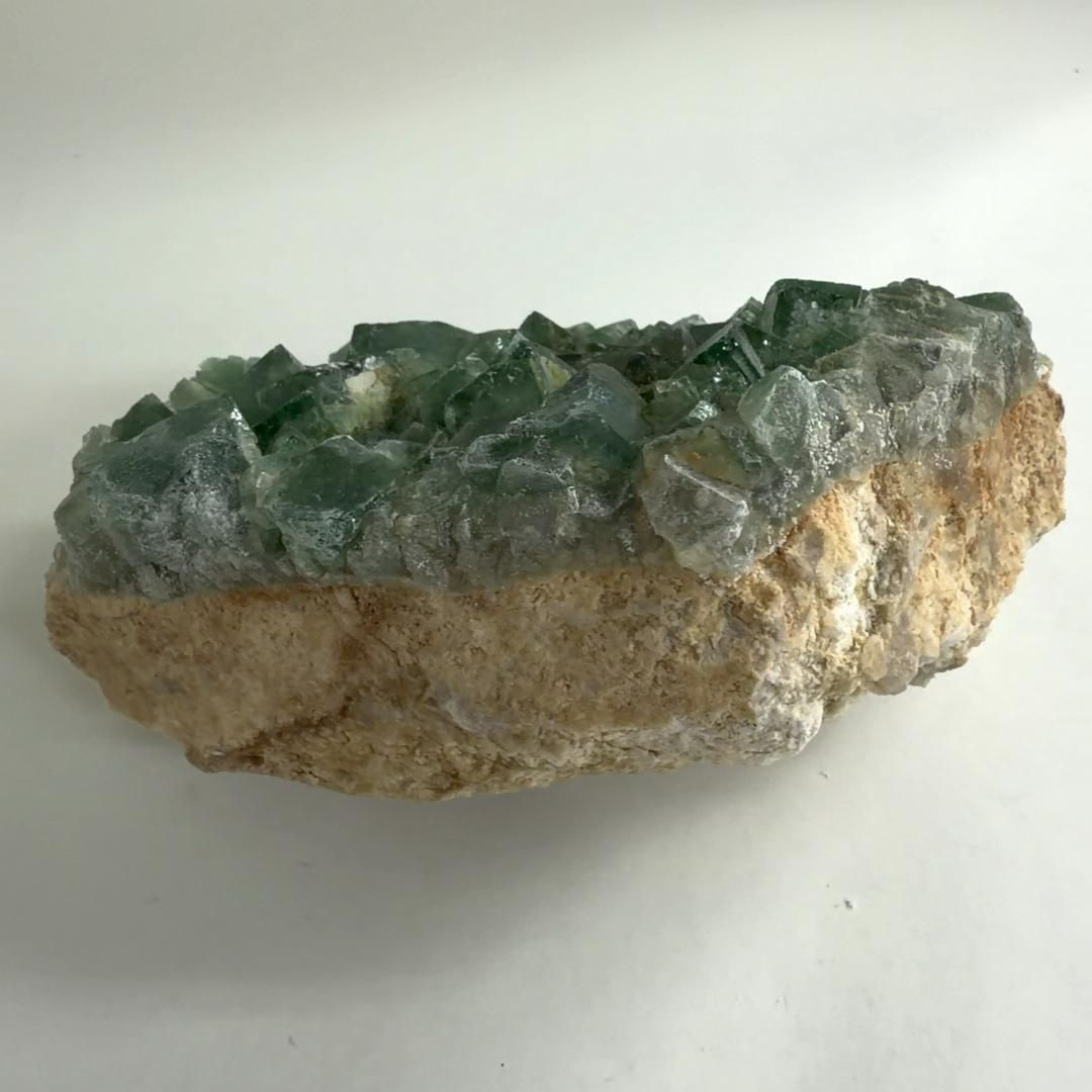 E31613 強い蛍光 マダガスカル産 蛍石 クラスター フローライト 蛍光鉱物 天然石 鉱物 原石 パワーストーン NEXPOTALLINN_EU