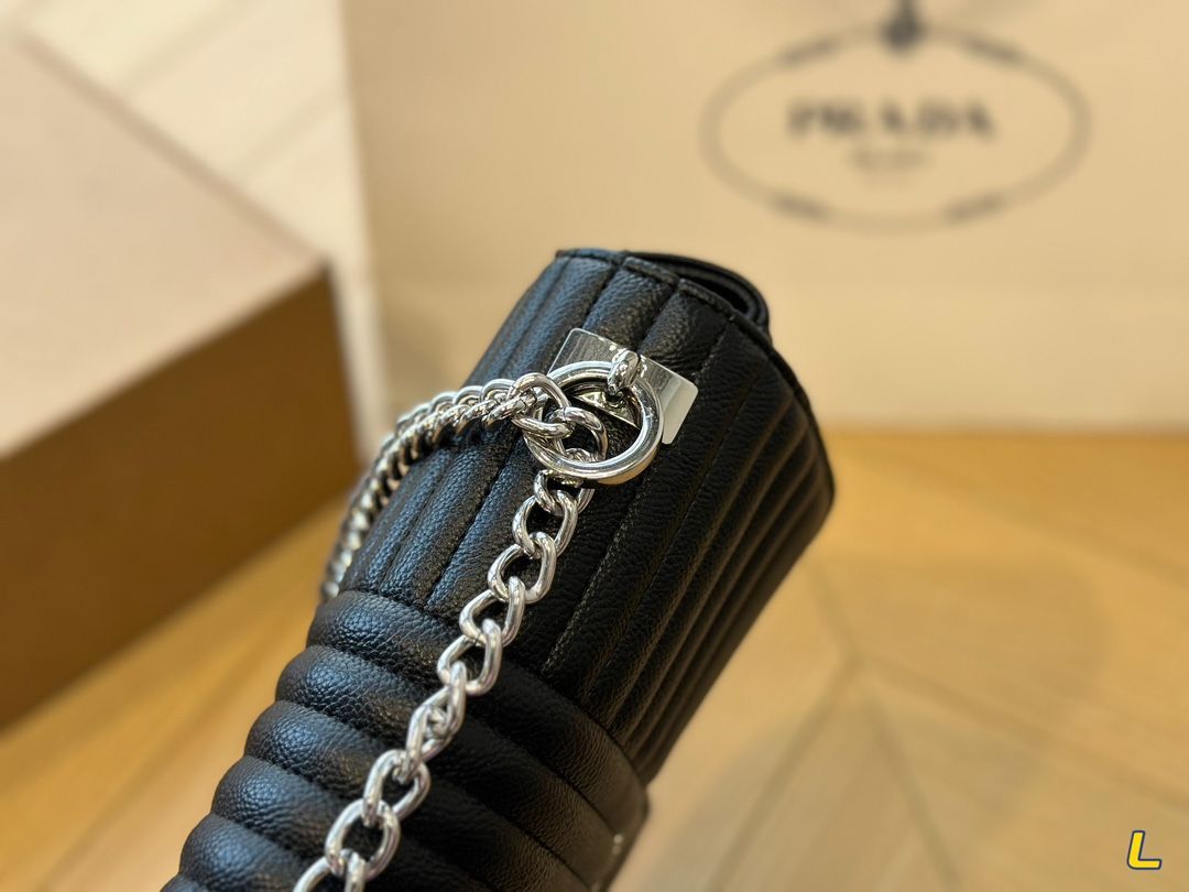 PRADA プラダ ショルダーバッグ  ショルダーバッグ >