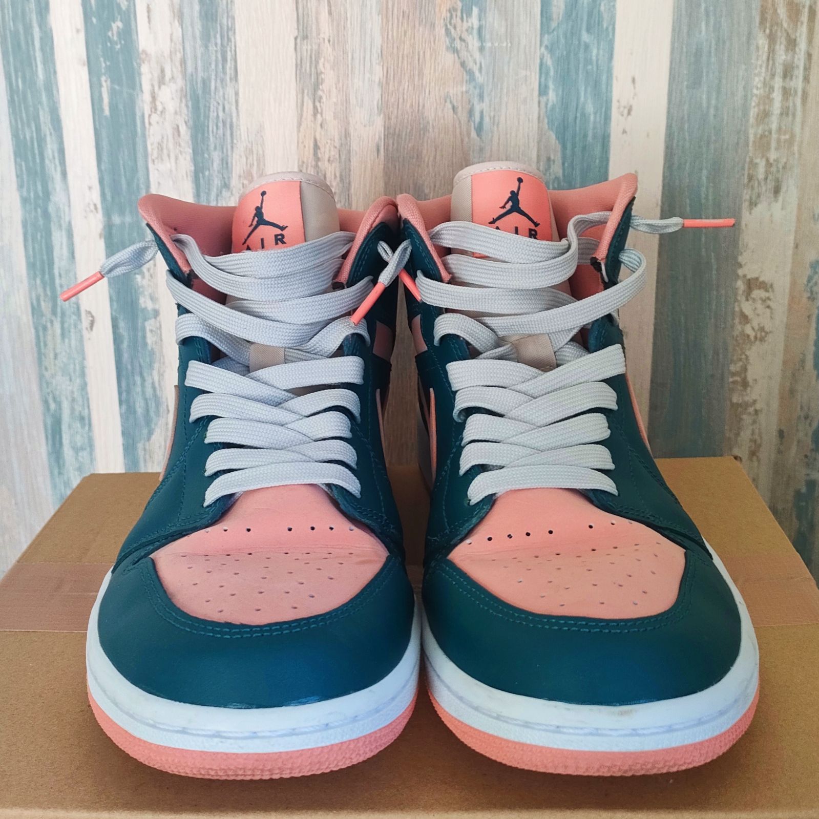 週末限定!!最終値下げ】【24時間以内発送】Nike WMNS Air Jordan 1 Mid 