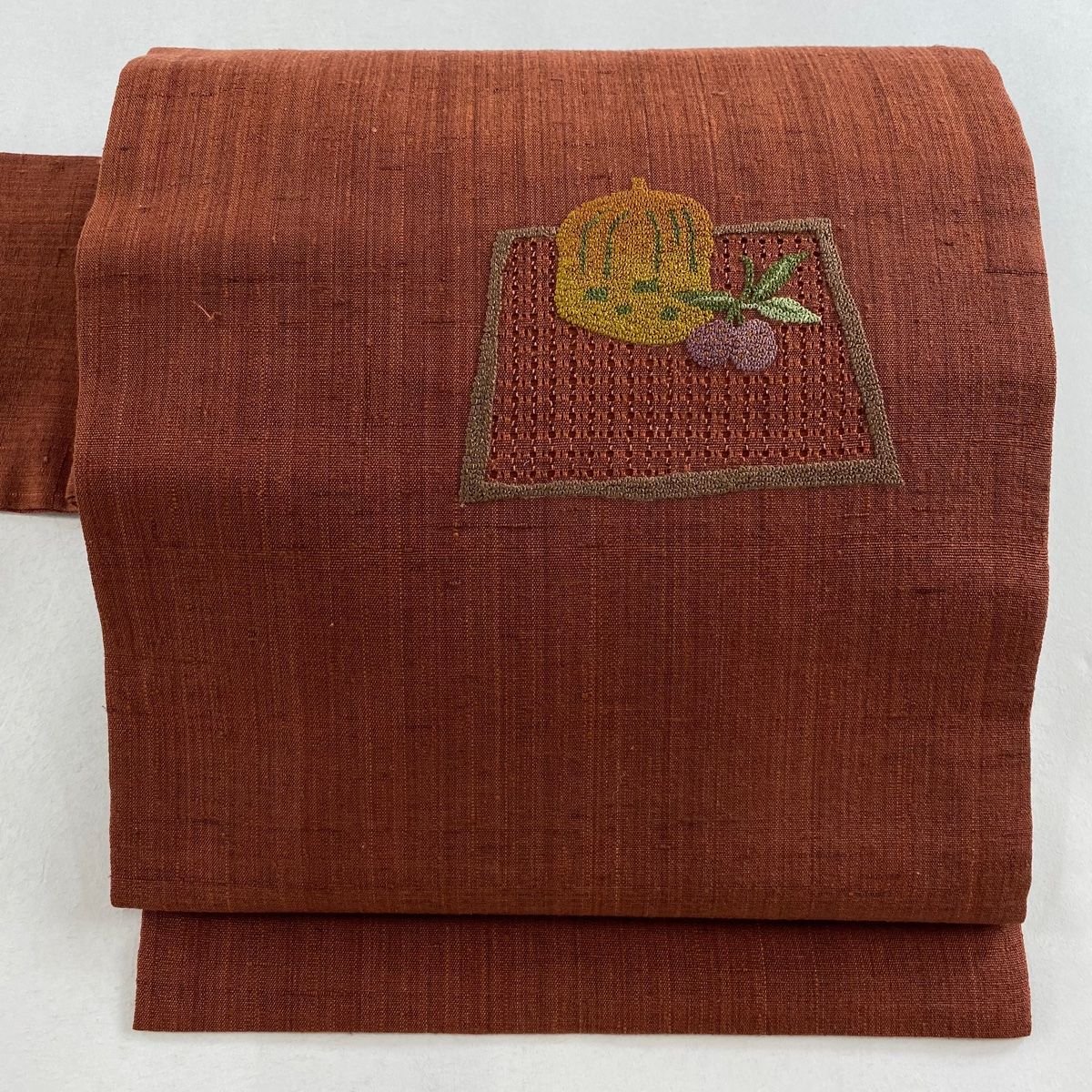名古屋帯 秀品 紬地 生り物 刺繍 赤茶 正絹