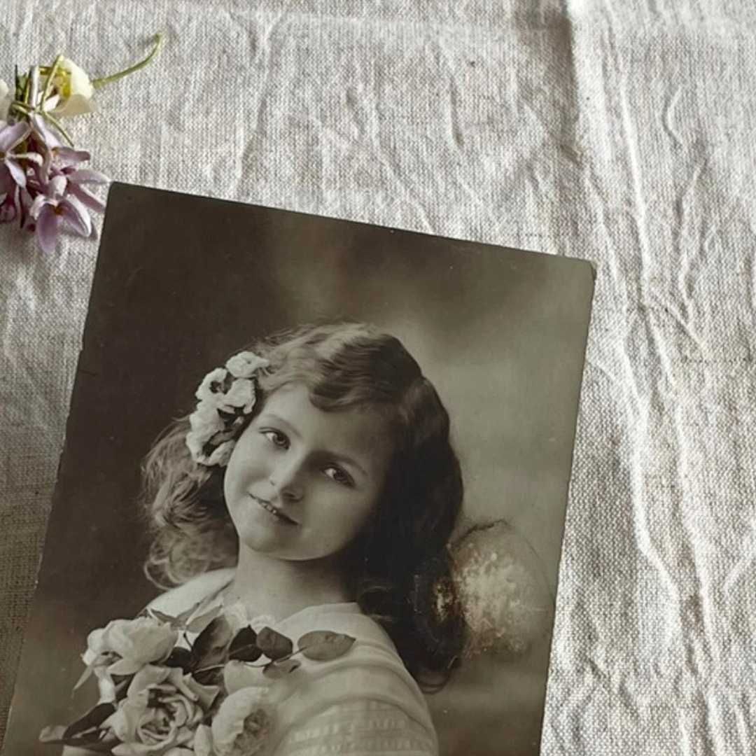 フランスアンティークポストカード花束をもつ頭巾の少女