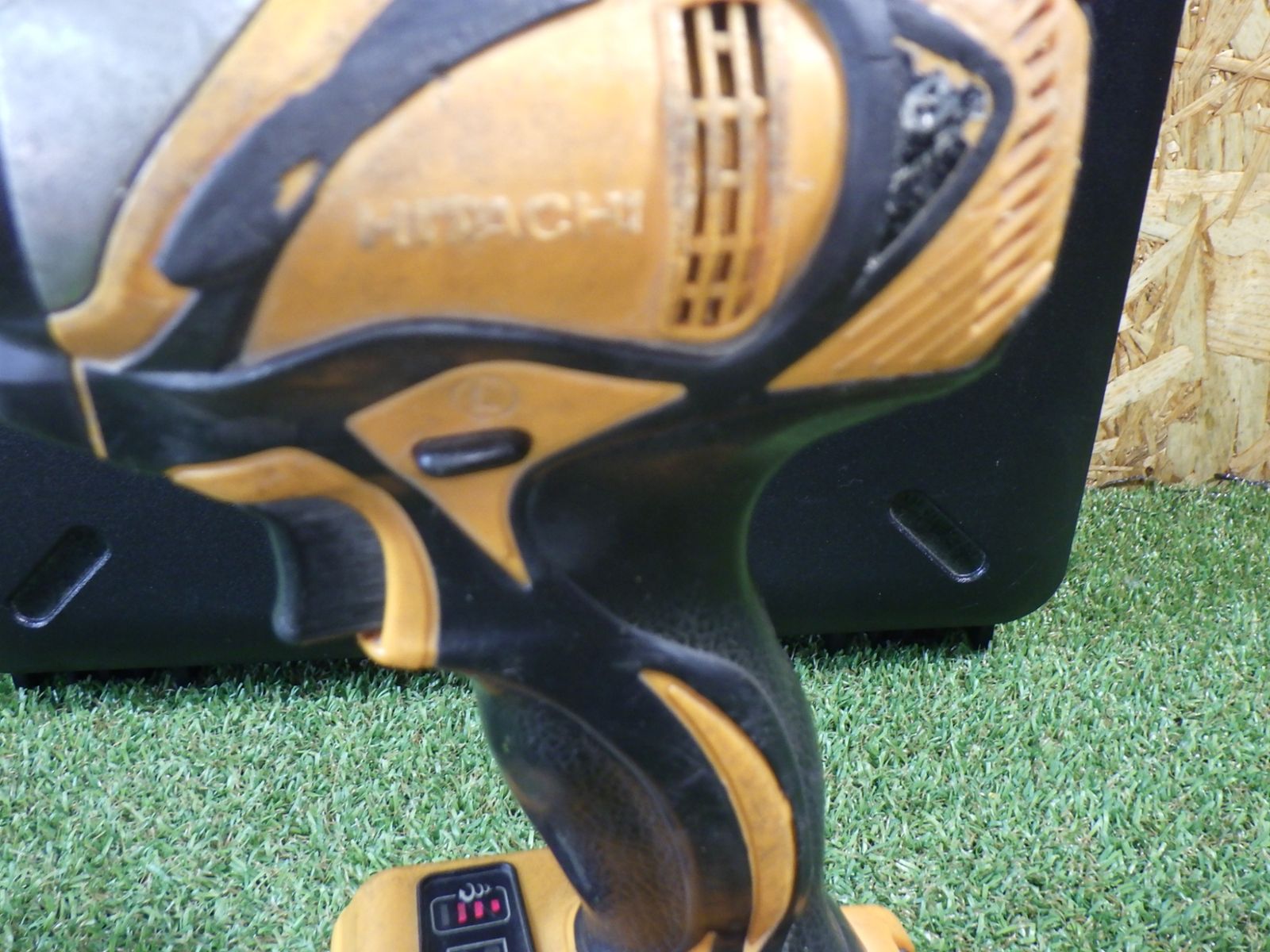 穴あけ作業に 日立