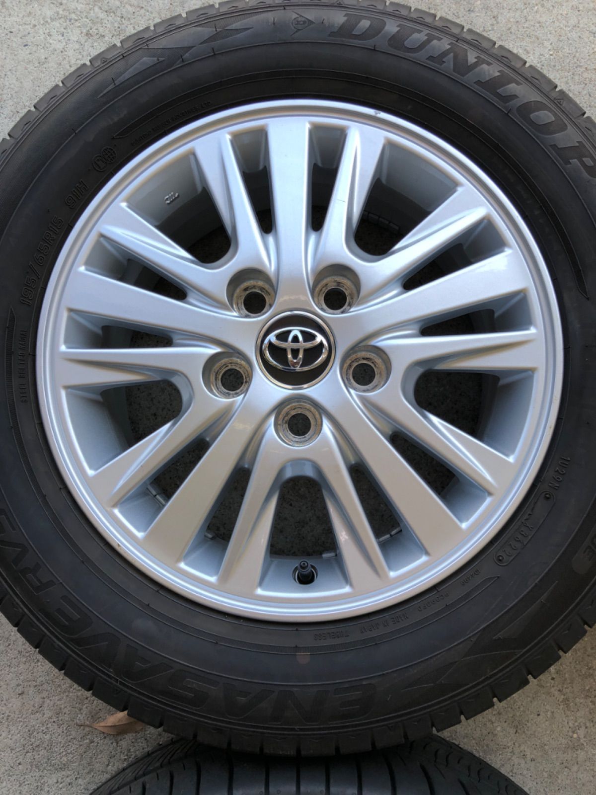 トヨタ 60系ヴォクシー 純正15インチアルミ FALKEN スタッドレスタイヤ