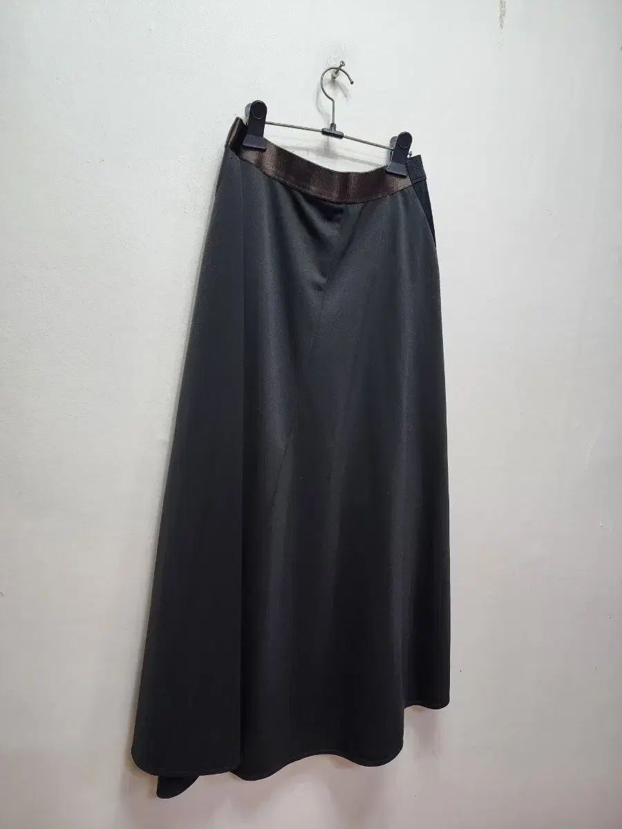The HANDSOME フォームスタジオ ロング丈スカート