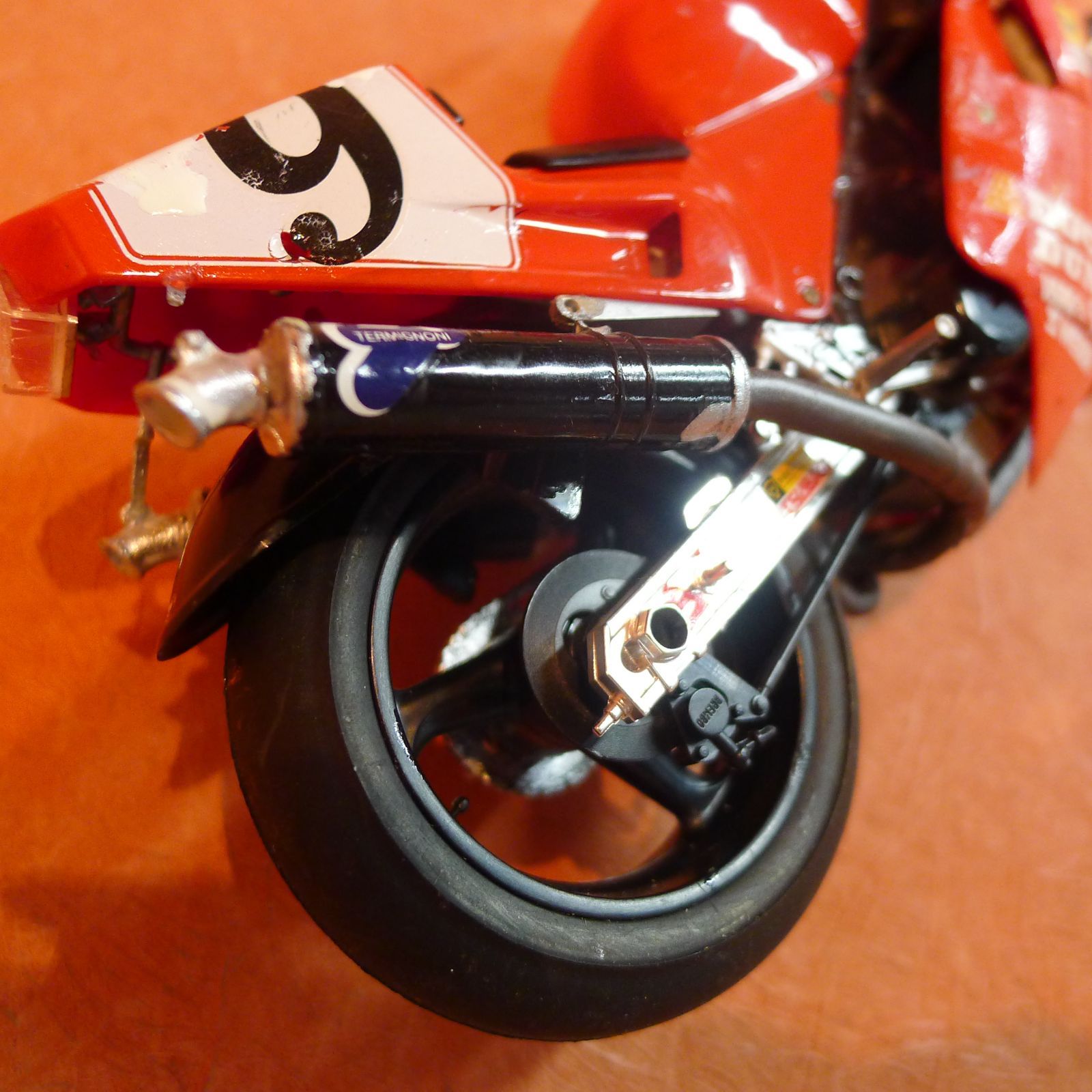 タミヤ 1/12 ドゥカティ888 完成品 タミヤ 1/12 ドゥカティ 888 スーパーバイクレーサー オートバイ