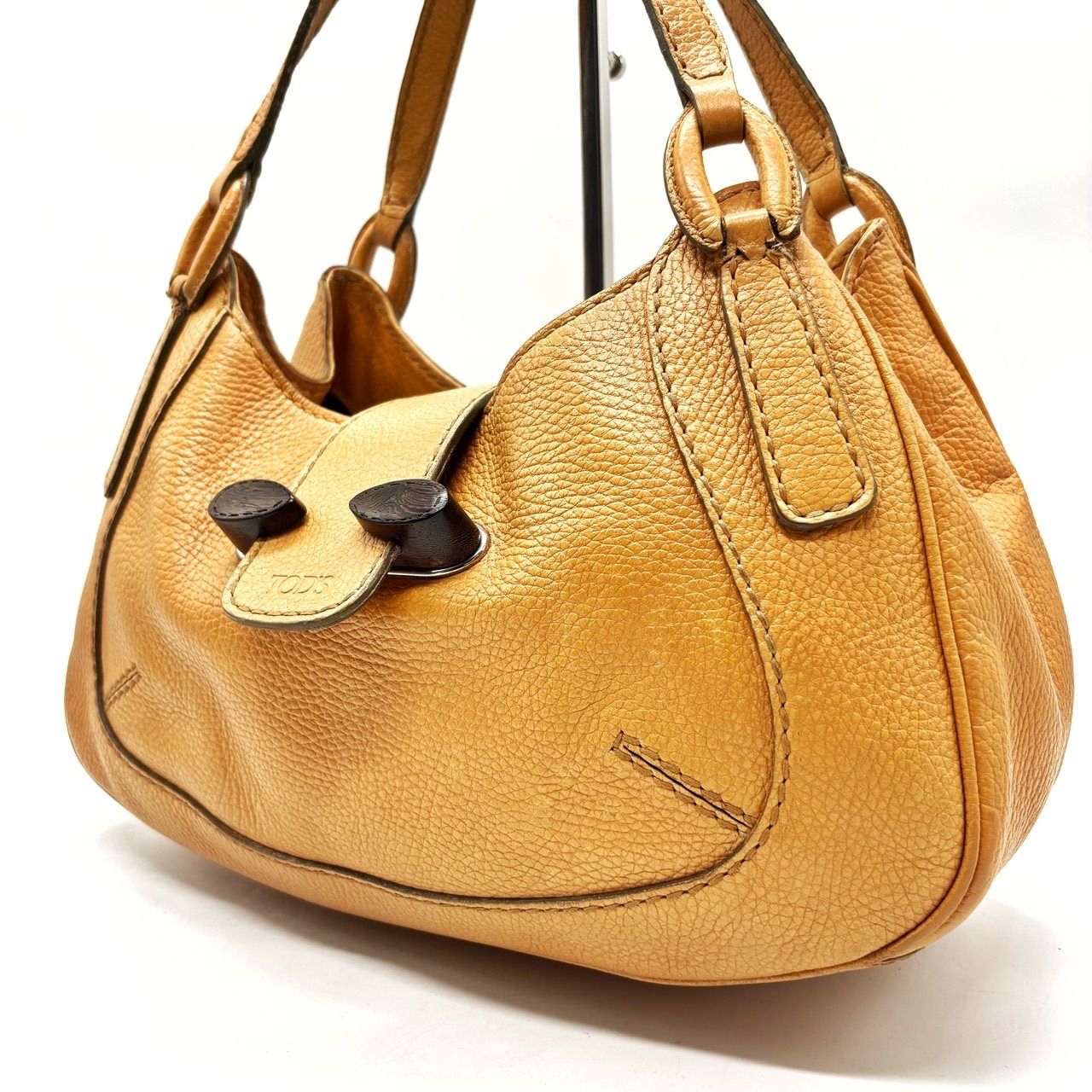n85【美品】トッズ　レザー　型押しロゴ　リング金具　ハンドバッグワンショルダー n85【美品】トッズ レザー 型押しロゴ リング金具 ハンドバッグ