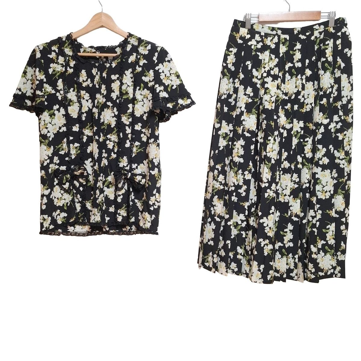 INGEBORG インゲボルグ スカートセットアップ レディース - 黒×白×マルチ 花柄|レース|リボン|肩パッド