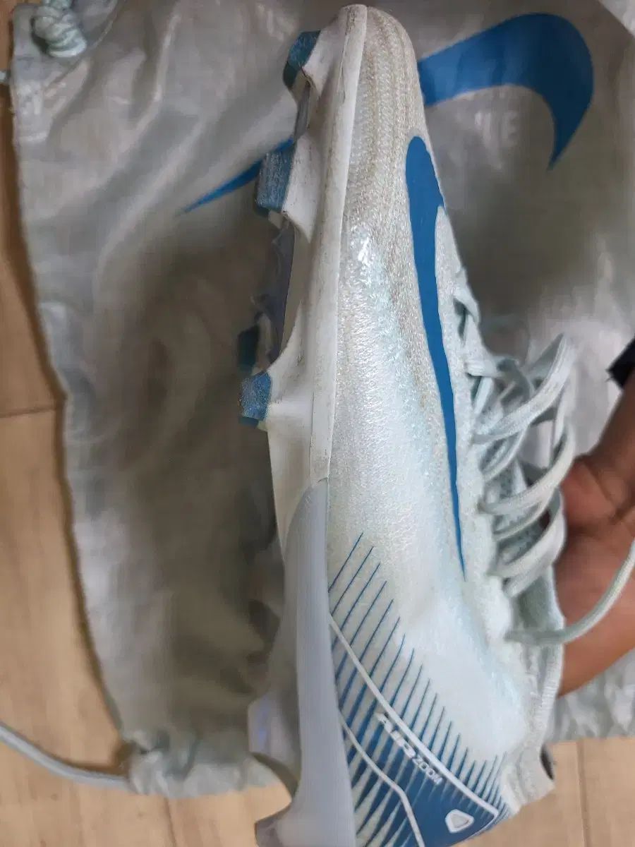 16 エリートサッカーシューズを販売しています
