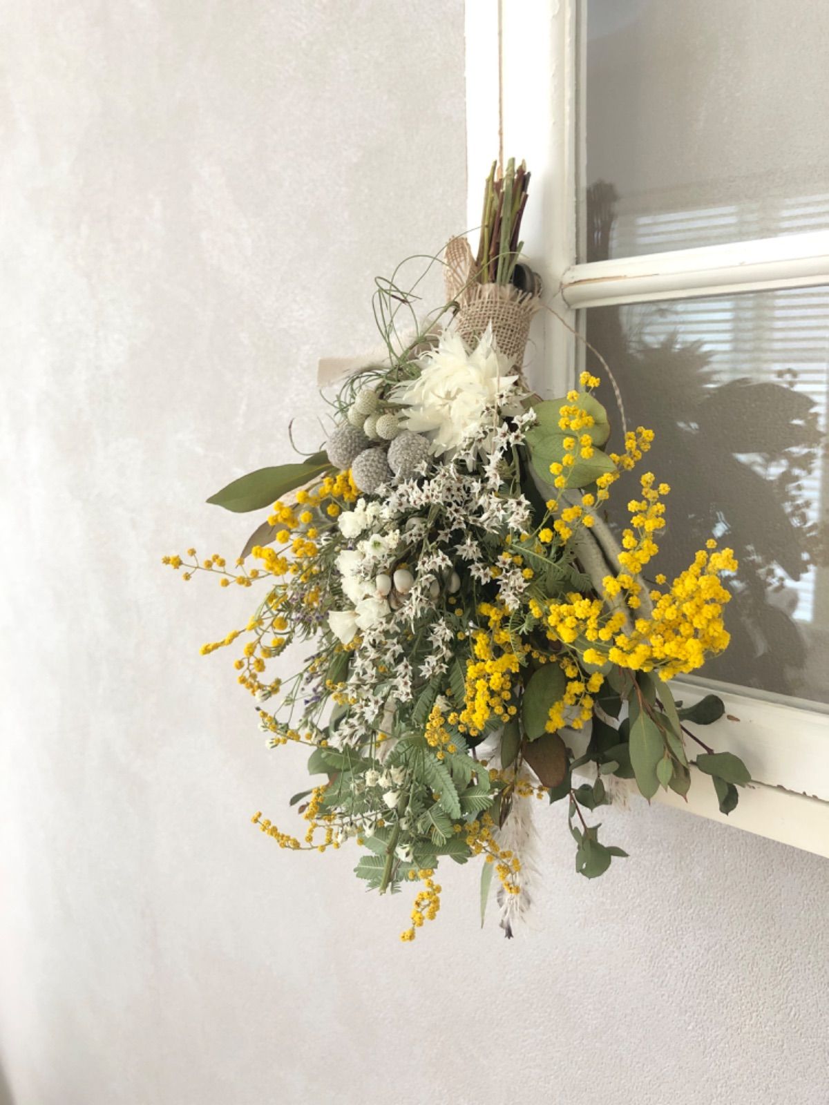 春の木漏れ日 ミモザと白い小花のドライフラワースワッグ 26cm - メルカリ